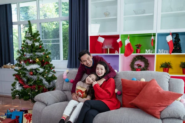 Ritratto Famiglia Felice Padre Figlia Sorridente Abbraccio Madre Tenere Regalo — Foto Stock