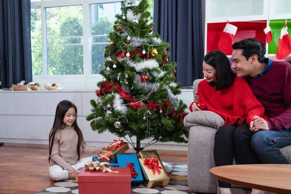 Famiglia Felice Asiatica Padre Madre Figlia Aiutano Preparare Regalare Decorare — Foto Stock