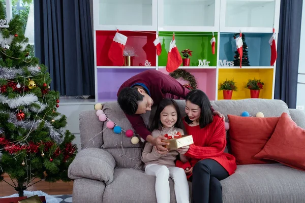 Ritratto Famiglia Felice Padre Figlia Sorridente Abbraccio Madre Tenere Regalo — Foto Stock