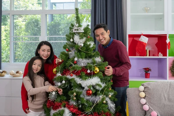 Famiglia Felice Asiatica Padre Madre Figlia Aiutano Preparare Regalare Decorare — Foto Stock