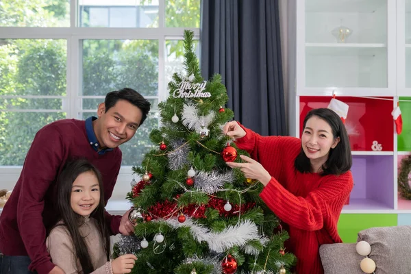Asiatisk Lycklig Familj Far Mor Dotter Hjälpa Till Att Förbereda — Stockfoto