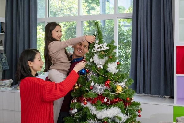 Aziatisch Gelukkig Gezin Vader Moeder Dochter Helpen Voor Bereiden Cadeau — Stockfoto