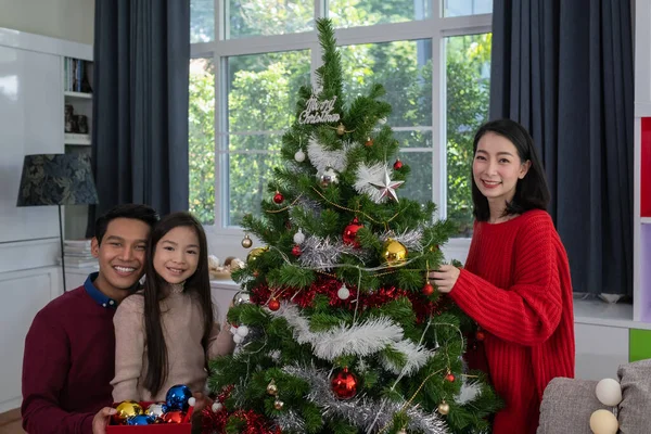 Famiglia Felice Asiatica Padre Madre Figlia Aiutano Preparare Regalare Decorare — Foto Stock