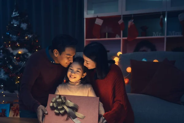 Szczęśliwa Rodzina Dziewczynka Otworzyć Magiczne Pudełko Oświetleniem Świecące Salonie Który — Zdjęcie stockowe