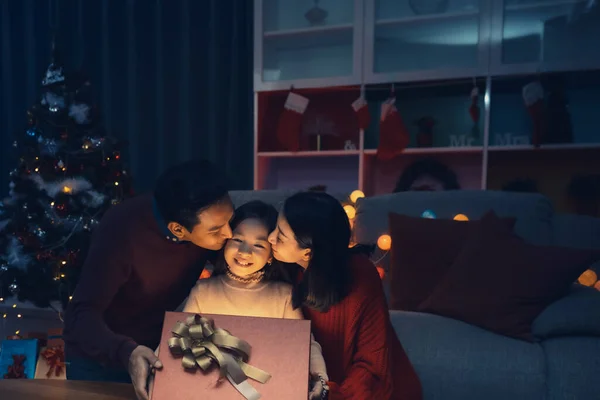 Szczęśliwa Rodzina Dziewczynka Otworzyć Magiczne Pudełko Oświetleniem Świecące Salonie Który — Zdjęcie stockowe