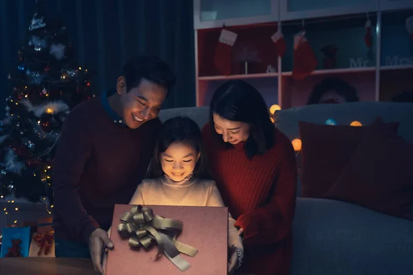 Feliz Família Menina Abrir Caixa Presente Mágico Com Luz Brilhando — Fotografia de Stock