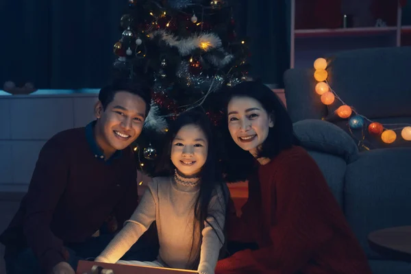 Gelukkig Gezin Klein Meisje Open Magische Geschenkdoos Met Licht Schijnt — Stockfoto