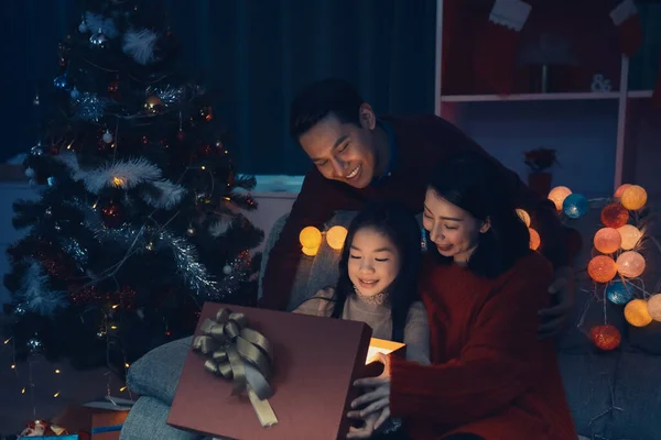 Felice Famiglia Bambina Aprire Scatola Regalo Magica Con Luce Splendente — Foto Stock