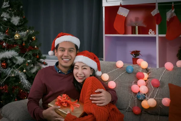 Felice Coppia Bello Uomo Dare Regalo Regali Donna Che Detengono — Foto Stock