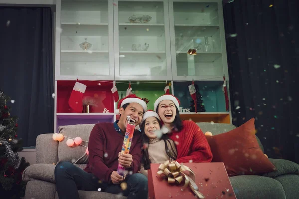 Felice Uomo Famiglia Donna Bambina Giocare Petardo Fuochi Artificio Festeggiare — Foto Stock