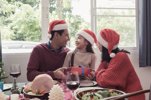 Asiatico Famiglia Figlia Tenere Regalo Con Padre Madre Giorno Natale — Foto Stock