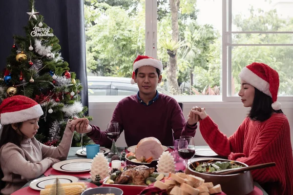 Asiatico Felice Famiglia Fare Pregando Prima Avere Pasto Giorno Natale — Foto Stock