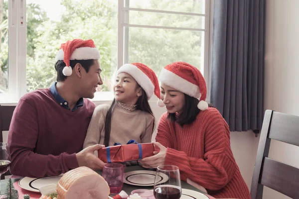 Asiatisk Familj Dotter Hålla Gåva Med Far Och Mor Juldagen — Stockfoto