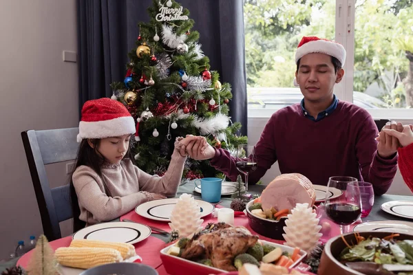 Asiatico Felice Famiglia Fare Pregando Prima Avere Pasto Giorno Natale — Foto Stock