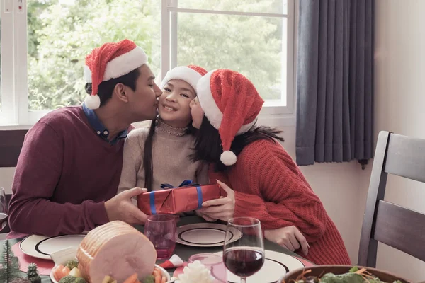 Asiatico Famiglia Figlia Tenere Regalo Con Padre Madre Baciarla Giorno — Foto Stock