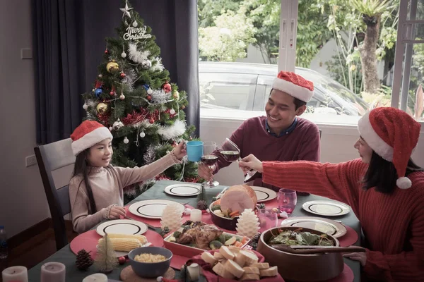 Famiglia Asiatica Padre Madre Figlia Tenere Vetro Celebrano Applaudono Giorno — Foto Stock