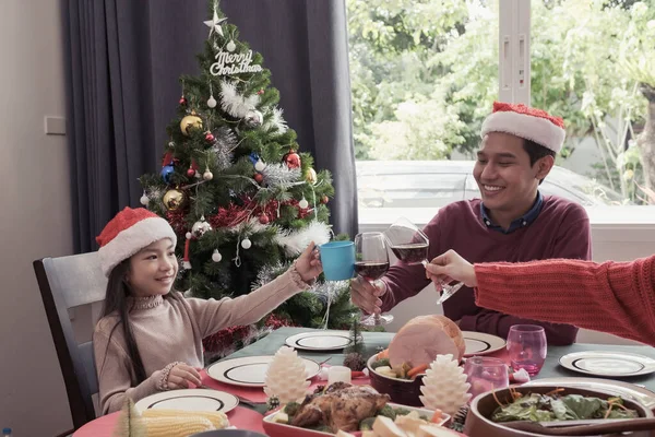 Famiglia Asiatica Padre Madre Figlia Tenere Vetro Celebrano Applaudono Giorno — Foto Stock