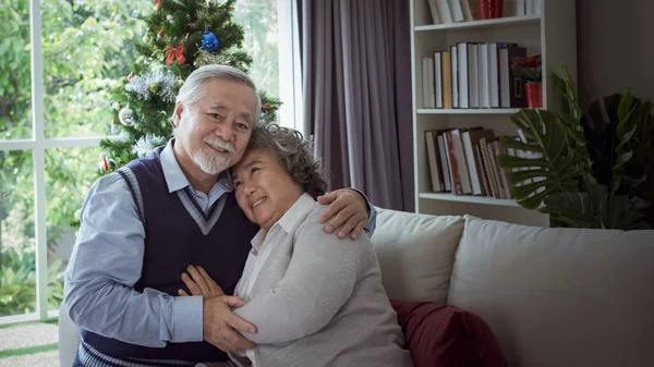 Gelukkig Stel Oude Oudere Senior Man Vrouw Knuffelen Gelukkig Met — Stockfoto