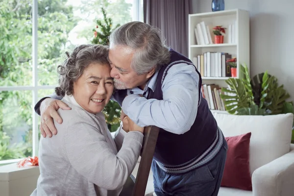 快乐的一对老夫妇老年男女拥抱和触摸额头 快乐的一起在家里笑 退休和医疗保健生活方式以及恋人关系的概念 — 图库照片