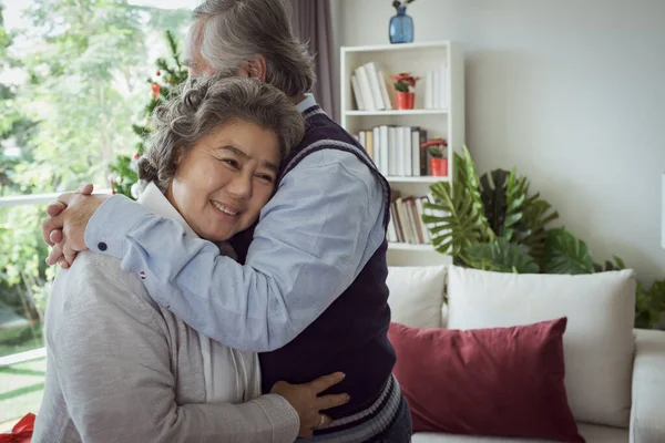 一对快乐的老夫妇老年男女拥抱在一起 快乐的笑在家里 退休和医疗保健的生活方式和情人关系的概念 — 图库照片