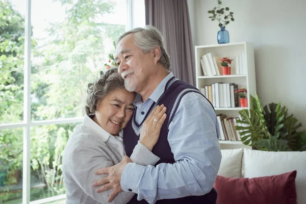 一对快乐的老夫妇老年男女拥抱在一起 快乐的笑在家里 退休和医疗保健的生活方式和情人关系的概念 — 图库照片