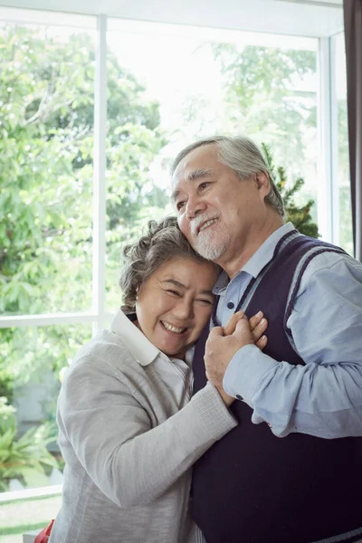 Ευτυχισμένο Ζευγάρι Γέροι Ηλικιωμένοι Άνδρες Αγκαλιά Γυναίκα Και Θέσει Χέρι — Φωτογραφία Αρχείου