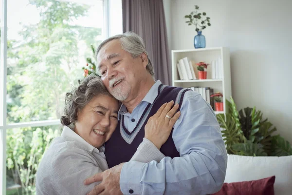 一对快乐的老夫妇老年男女拥抱在一起 快乐的笑在家里 退休和医疗保健的生活方式和情人关系的概念 — 图库照片