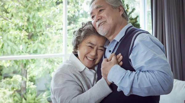 Szczęśliwa Para Starych Starszych Mężczyzna Przytulić Kobietę Umieścić Rękę Sercu — Zdjęcie stockowe