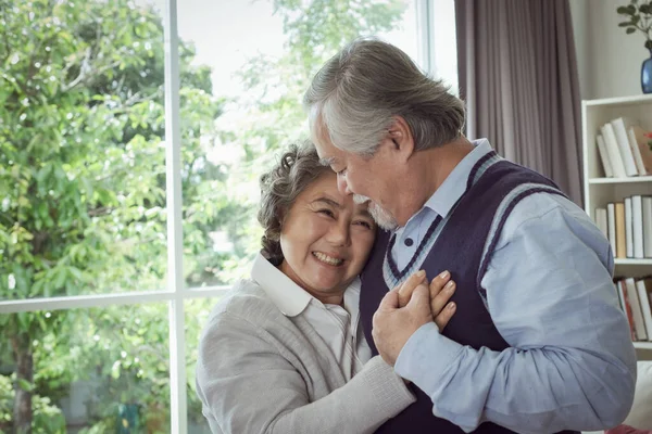 快乐的一对老年夫妇老年男子拥抱女人 手牵手 快乐的生活在一起 享受退休生活 享受医疗保健 享受爱情 — 图库照片