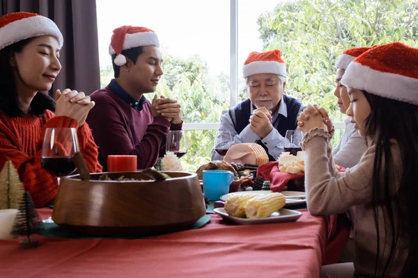 Famiglia Asiatica Fanno Pregare Prima Mangiare Giorno Natale Sono Felici — Foto Stock