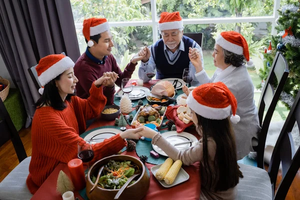 アジアの家族はクリスマスの日に食事をする前に祈る 彼らは幸せであり 一緒に食事をする — ストック写真