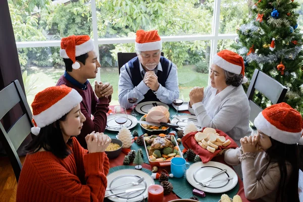 Famiglia Asiatica Fanno Pregare Prima Mangiare Giorno Natale Sono Felici — Foto Stock