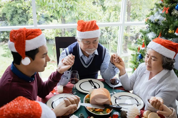 アジアの家族はクリスマスの日に食事をする前に祈る 彼らは幸せであり 一緒に食事をする — ストック写真