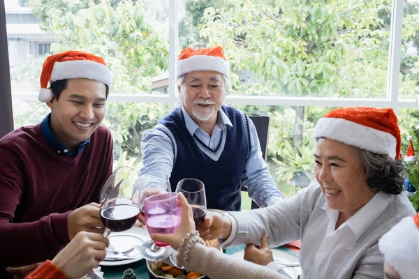 Salute Famiglia Asiatica Che Tiene Bicchiere Con Champagne Festeggia Prima — Foto Stock