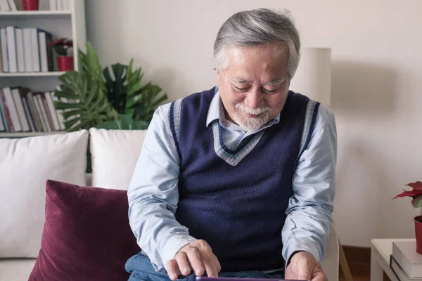 高齢者の高齢者がタブレット技術と医療 退職生活の概念に幸せと笑顔でインターネットを使用して座って — ストック写真