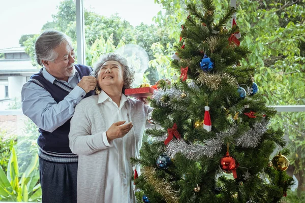 Pár Idős Férfi Boldog Mosollyal Segít Előkészíteni Ajándék Vagy Díszíteni — Stock Fotó