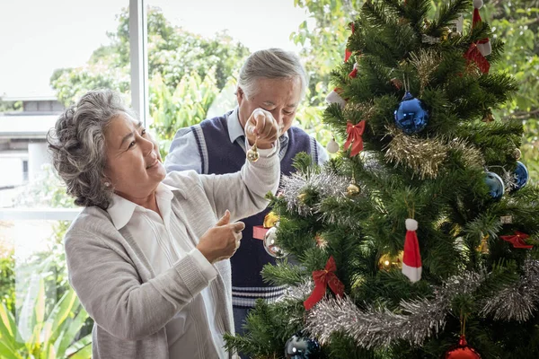 Coppia Anziani Uomo Donna Felice Con Sorriso Aiutare Preparare Regalo — Foto Stock