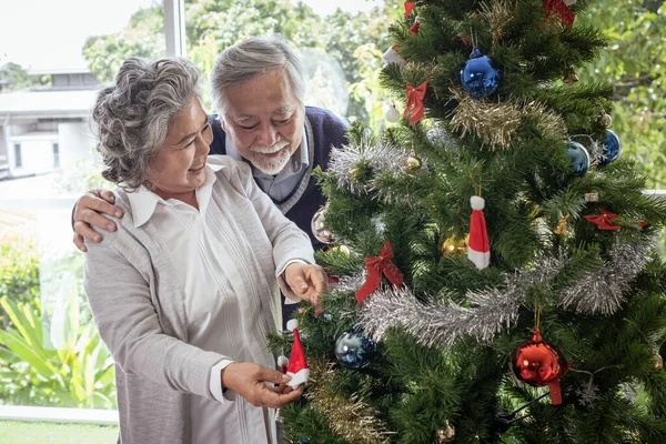 Coppia Anziani Uomo Donna Felice Con Sorriso Aiutare Preparare Regalo — Foto Stock