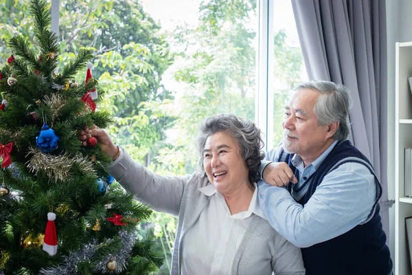 Casal Homem Idoso Mulher Feliz Com Sorriso Ajudar Preparar Presente — Fotografia de Stock