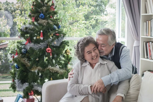 Een Paar Liefde Oudere Man Vrouw Blij Met Glimlach Knuffelen — Stockfoto