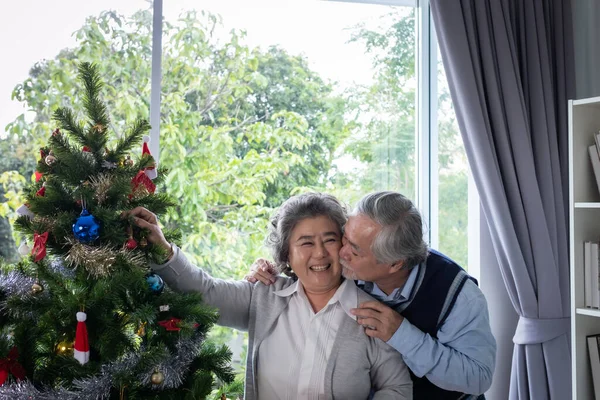 Pár Idős Férfi Boldog Mosollyal Segít Előkészíteni Ajándék Vagy Díszíteni — Stock Fotó