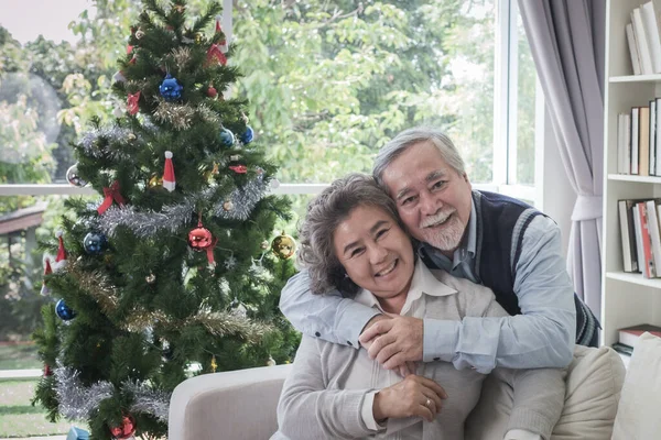 Coppia Amore Anziano Uomo Donna Felice Con Sorriso Abbracciarsi Insieme — Foto Stock
