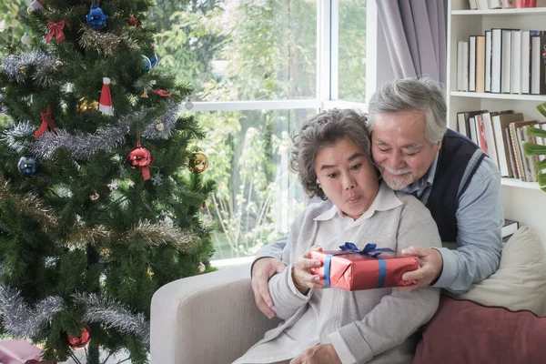 Par Kärlek Äldre Man Gåva Till Kvinnan Glad Med Leende — Stockfoto