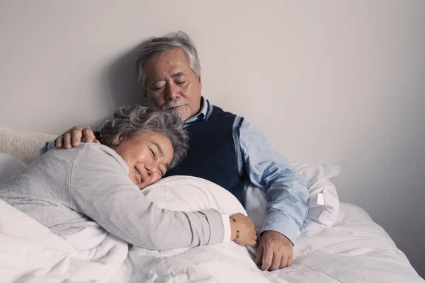 上了年纪的夫妇白种人老年男女在卧室里睡在一起 躺在白色的毯子里 退休后享受着充满爱心的生活方式 — 图库照片