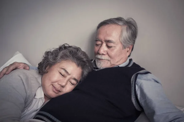 Casal Idosos Caucasiano Homem Idoso Mulher Dormindo Descansar Juntos Cobertor — Fotografia de Stock