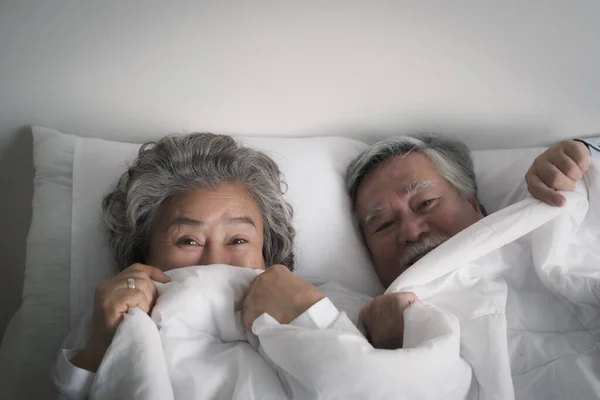 Casal Idosos Caucasiano Homem Idoso Mulher Dormir Cama Sorrindo Cobertor — Fotografia de Stock