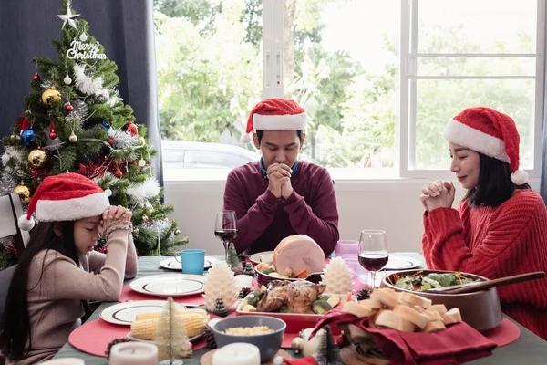 Asiatische Glückliche Familie Betet Vor Dem Essen Weihnachtstag Sie Sind Stockfoto