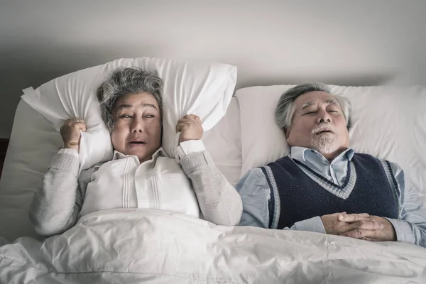 Podeszłym Wieku Para Kaukaski Senior Kobieta Mężczyzna Spać Łóżku Chrapanie — Zdjęcie stockowe
