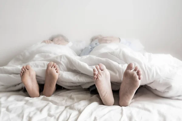 Casal Idosos Caucasiano Homem Sênior Mulher Dormir Cama Cobertor Branco — Fotografia de Stock