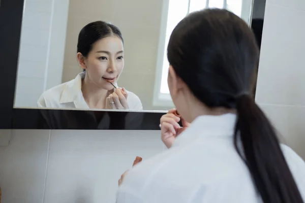 Mujer Asiática Con Camisa Blanca Maquillaje Frente Espejo Baño — Foto de Stock